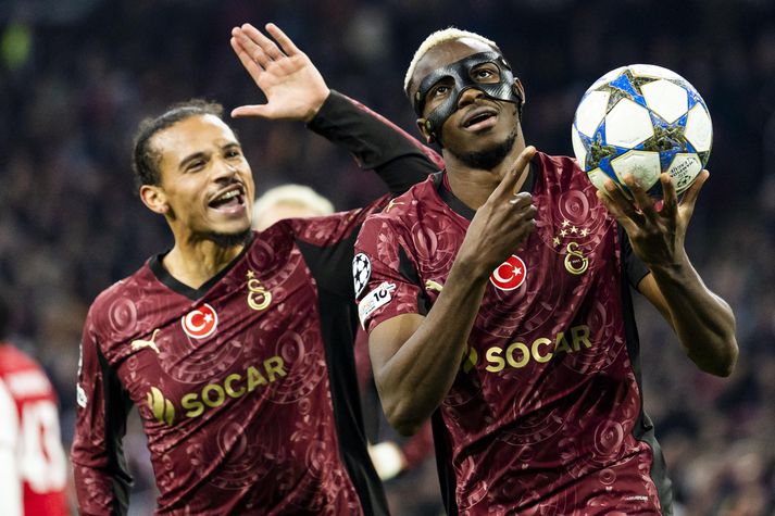 Victor Osimhen skoraði þrennu fyrir Galatasaray og fékk því að eiga boltann.