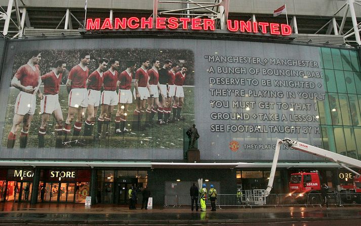 Veggmynd á Old Trafford sem heiðrar minningu þeirra leikmanna sem fórust í München árið 1958. Smelltu á myndina til að sjá stærri útgáfu.