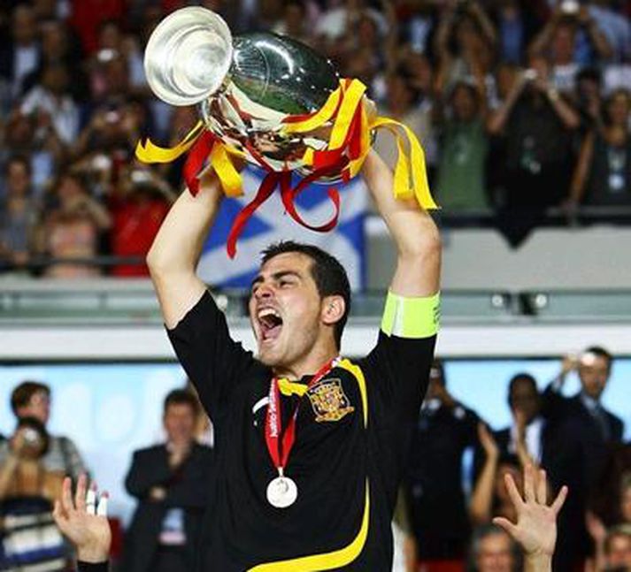 Casillas með Evrópubikarinn.