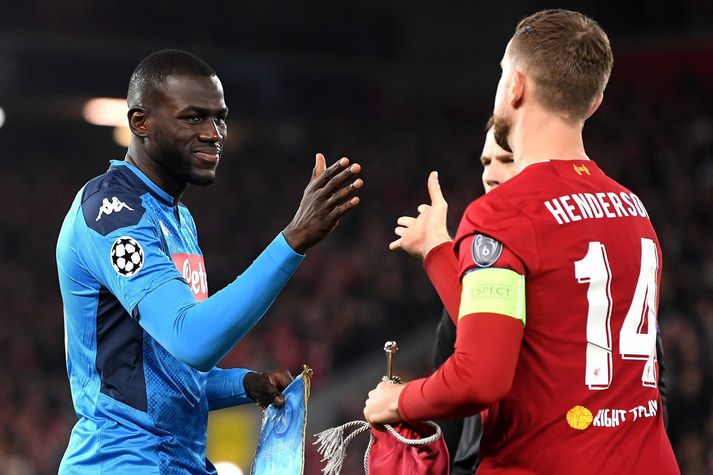 Kalidou Koulibaly heilsar Jordan Henderson fyrir leik Napoli og Liverpool í Meistaradeildinni.