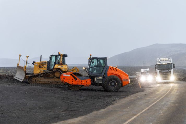 Vinna við varnargarða við Svartsengi vegna jarðhræringa hefur staðið yfir undanfarna daga. 