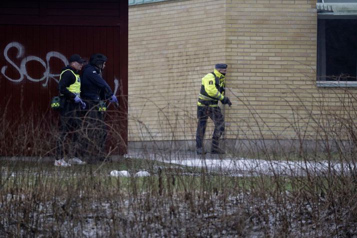 Frá vettvangi fyrr í dag. Lögregla hefur grun um að einn þeirra sem fannst særður á vettvangi kunni að vera grunaður árásarmaður. 