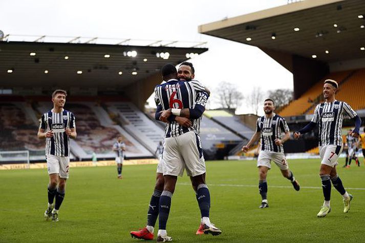 WBA menn fagna jöfnunarmarki Ajayi.