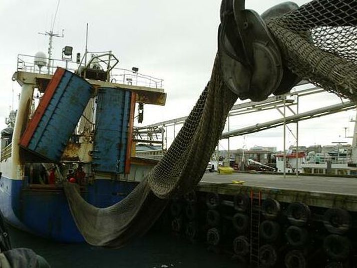 Togarinn Faxi tekur troll.