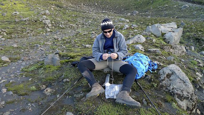 Þátttakendur settust reglulega niður með prjónana á leiðinni. Í ferðinni voru tveir karlar og tíu konur.
