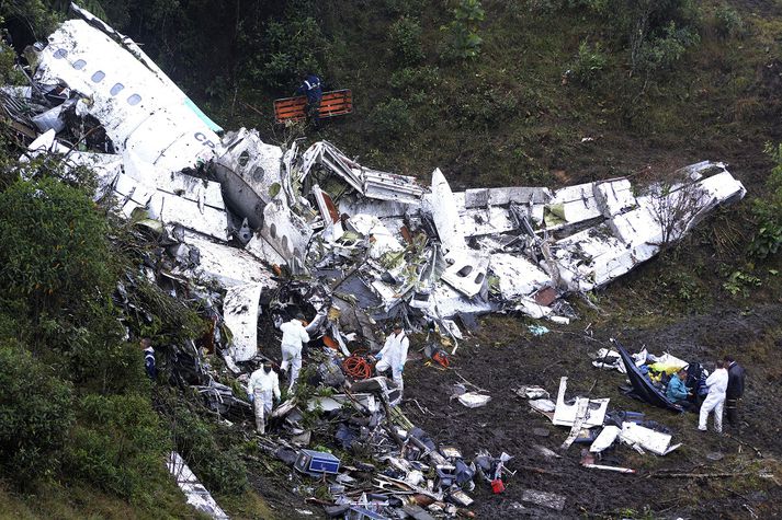 71 dó í slysinu, þar á meðal liðsmenn brasilíska fótboltaliðsins Chapecoense Real.