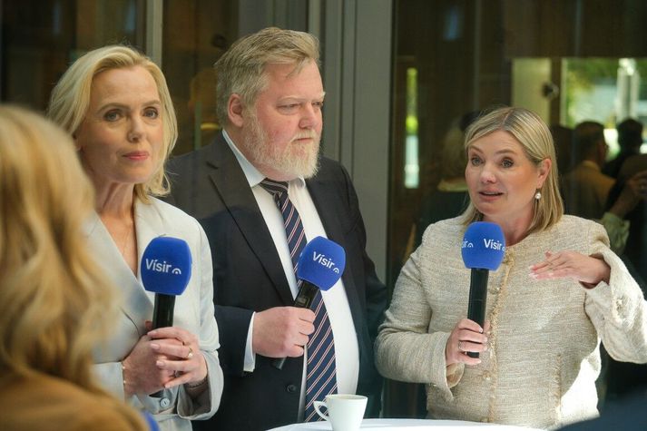 Formenn flokka í stjórnarandstöðu eru sammála um að rkisstjórnin ætti að einbeita sér að því að uppfylla sín kosningaloforð. 