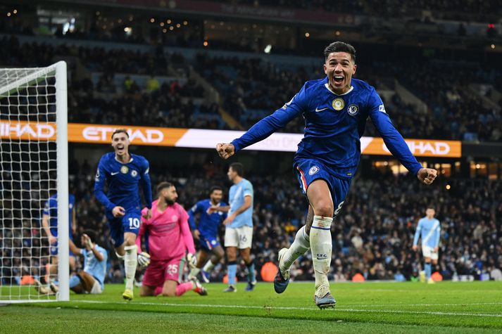 Enzo Fernandez fagnar jöfnunarmarki sínu fyrir Chelsea á móti Manchester City á Etihad-leikvanginum en það kom í uppbótartíma.