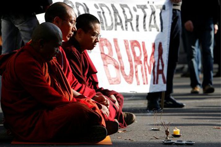 Munkar mótmæla ástandinu í Burma.