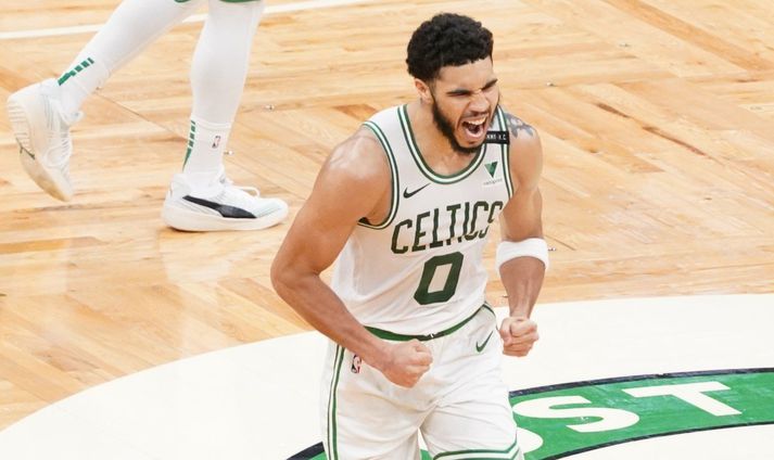 Jayson Tatum jafnaði met Larry Bird í nótt.