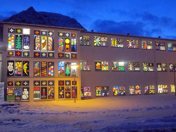 Grunnskólinn í Bolungarvík er skreyttur með jólamynd í hverri rúðu, eða alls 491 jólamynd.