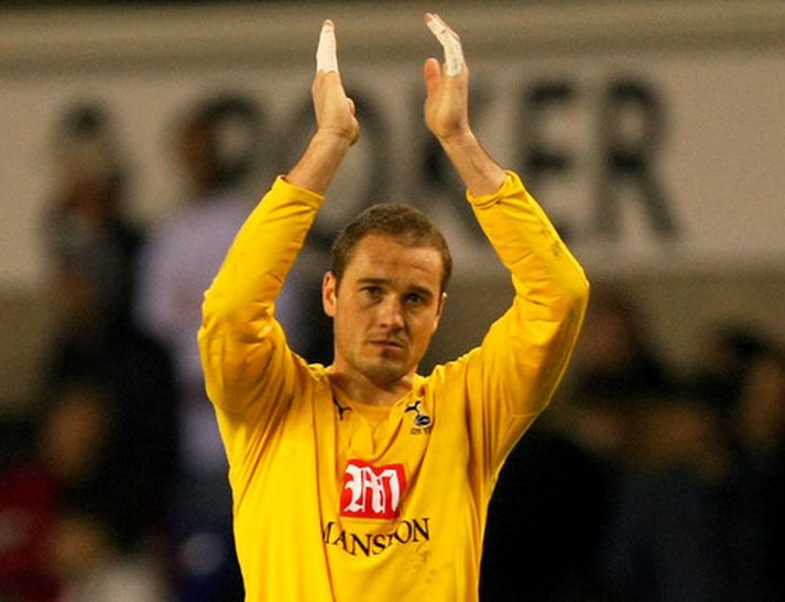 Paul Robinson, þakkar áhorfendum fyrir í gær.