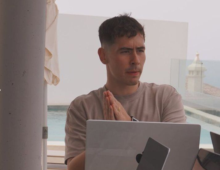 Sergio Herrero býr í Dubai þar sem hann að eigin sögn malar gull með aðstoð gervigreindar. Nú er hann að færa sig inn á NFT-markaðinn.