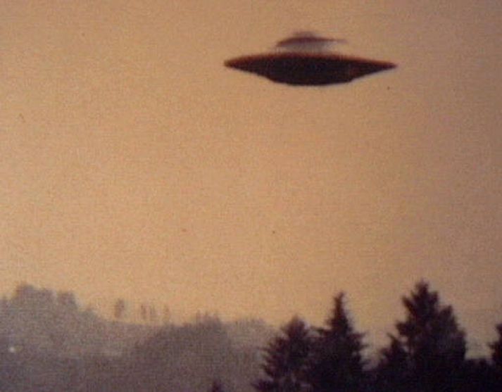 Ein fjölmargra mynda sem teknar hafa verið af óþekktum fljúgandi hlutum um allan heim. Eru þetta allt falsanir? Lenti eitthvað annað en veðurloftbelgur í Roswell 1947?
