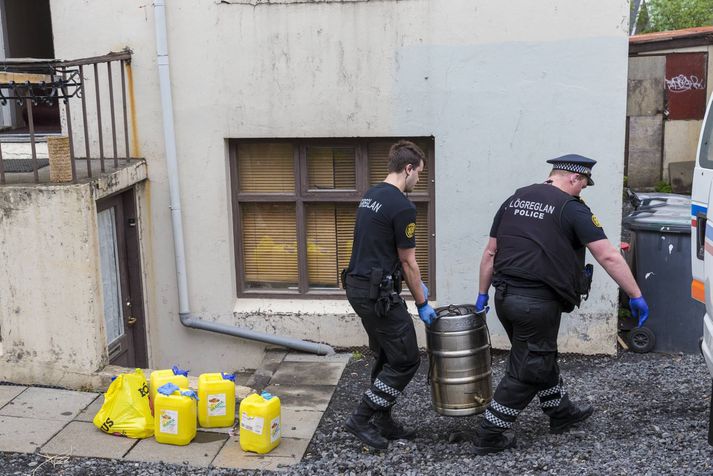 Lögreglumenn að störfum á vettvangi.