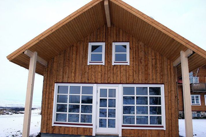 'Með því að saga ekki hliðarnar af trjábolunum fæst fallegt timbur sem til dæmis er hægt að nota til að klæða hús, segir Jón Loftsson skógræktarstjóri.
Mynd/Jón Loftsson