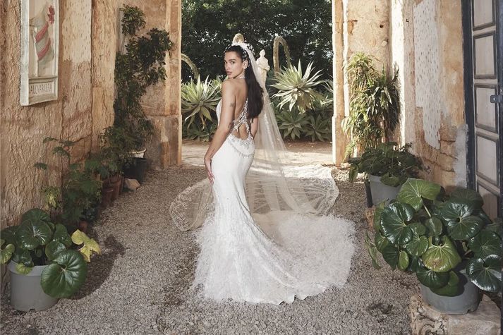 Dua Lipa valdi tískuhúsið Chanel til að hanna brúðarkjól sinn.
