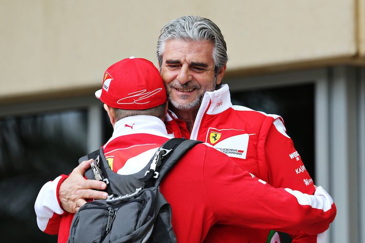 Maurizio Arrivabene og Kimi Raikkonen faðmast.