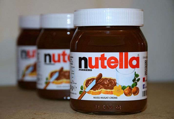 Nutella er súkkulaðismjör sem er vinsælt að setja á til dæmis brauð og vöfflur.
