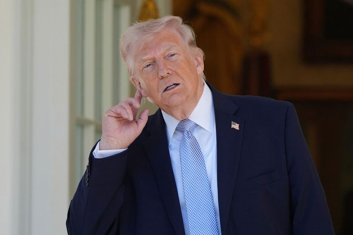 Donald Trump Bandaríkjaforseti segir írönsku þjóðina fagna loftárásum.