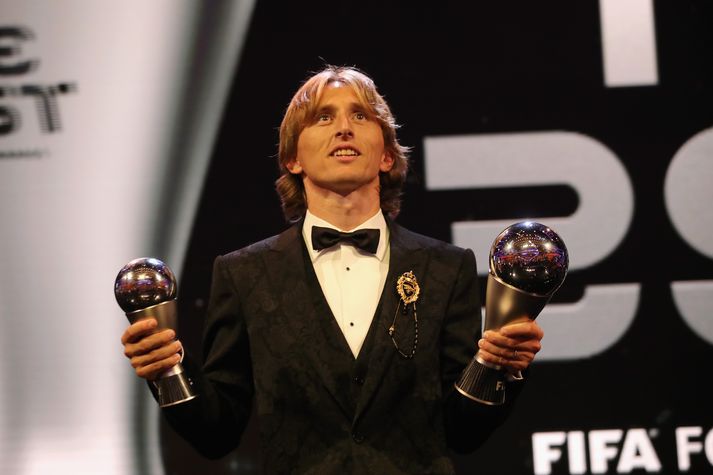 Modric með bikarana tvo í kvöld.