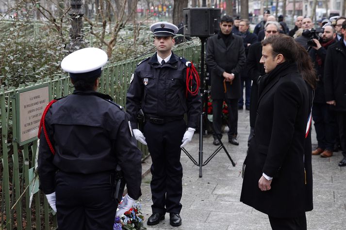 Emmanuel Macron, forseti Frakklands, og Anne Hidalgo, borgarstjóri Parísarborar, voru meðal þeirra sem tóku þátt í athöfninni.