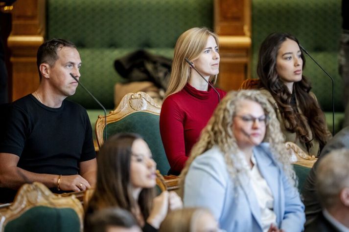 Emilie Schytte, þingkona Borgaraflokksins, á fyrsta fundi danska þingsins eftir kosningar í síðustu viku. Hún er klædd í rauðu fyrir miðri mynd.