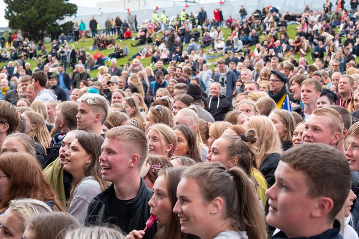 Þjóðhátíðardeginum verður fagnað með pompi og prakt víða um land þann 17. júní .
