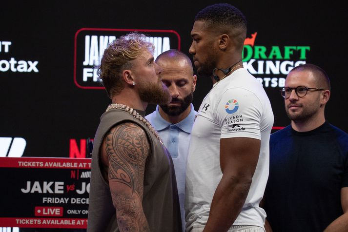 Það er mikill stærðarmunur á þeim Anthony Joshua og Jake Paul eins og sást vel þegar þeir stilltu sér upp hvor á móti öðrum á blaðamannafundi.
