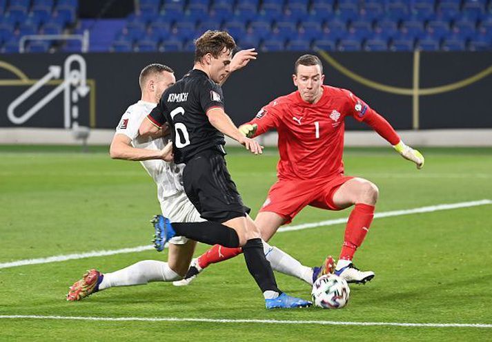 Kimmich í baráttunni við Hannes Þór og Sverrir Inga í Duisburg á fimmtudag.