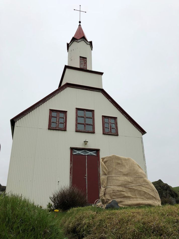 Sóknarnefndarformaðurinn útvegaði mannskap til að koma legsteini Viggu gömlu fyrir í Skeiðaflatarkirkjugarði. Þar bíður steininn þess að verða afhjúpaður.