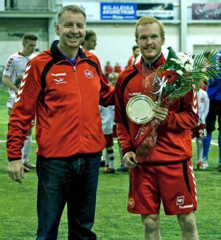 Þórir Bergsson afhendir Birgi skjöldinn og blómin
