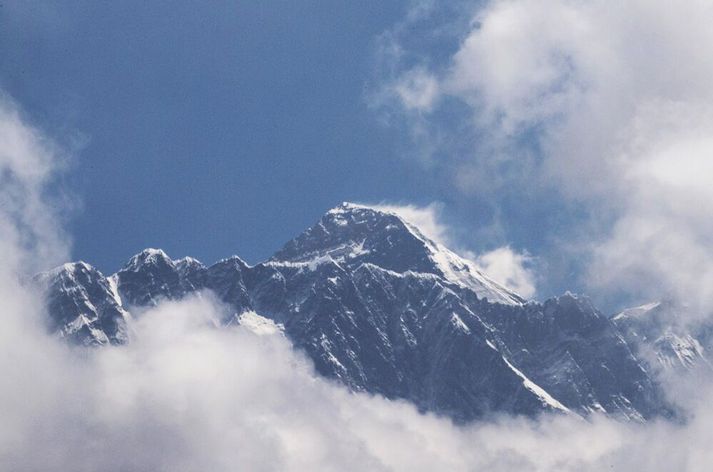 Everest er meira en 8.800 metra hátt. Þeir sem vilja komast á tindinn þurfa að hafa klifið að minnsta kosti eitt Himalajafjall sem er hærra en sjö þúsund metrar ef nýtt frumvarp verður að lögum í Nepal.