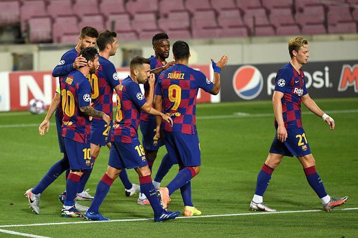 Leikmenn Barcelona fagna marki Lionel Messi í gær.