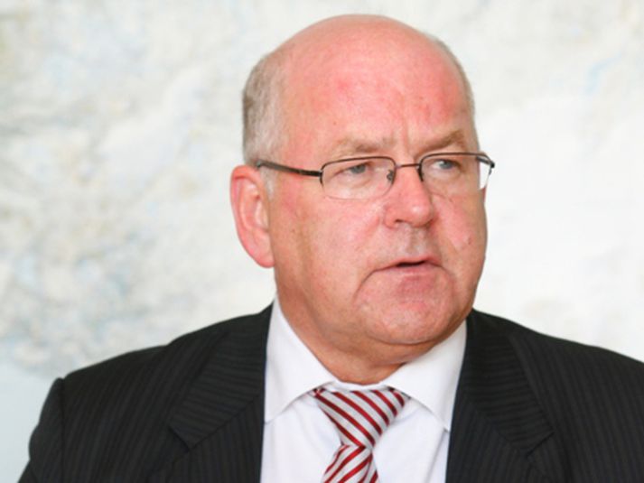 Kristján L. Möller, samgönguráðherra.
