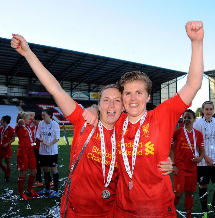 Louise Fors og Katrín skoruðu mörkin mikilvægu fyrir framan 2000 áhorfendur í Liverpool.