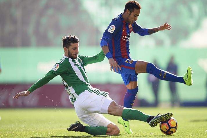 Betis-menn stöðva Neymar í leiknum í dag.