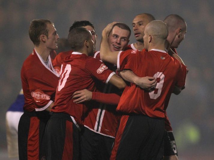 Leikmenn FC United fagna.