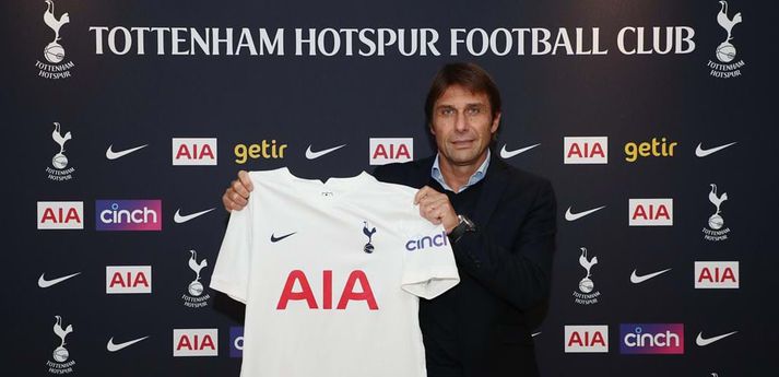 Antonio Conte með Tottenham-treyjuna í dag.