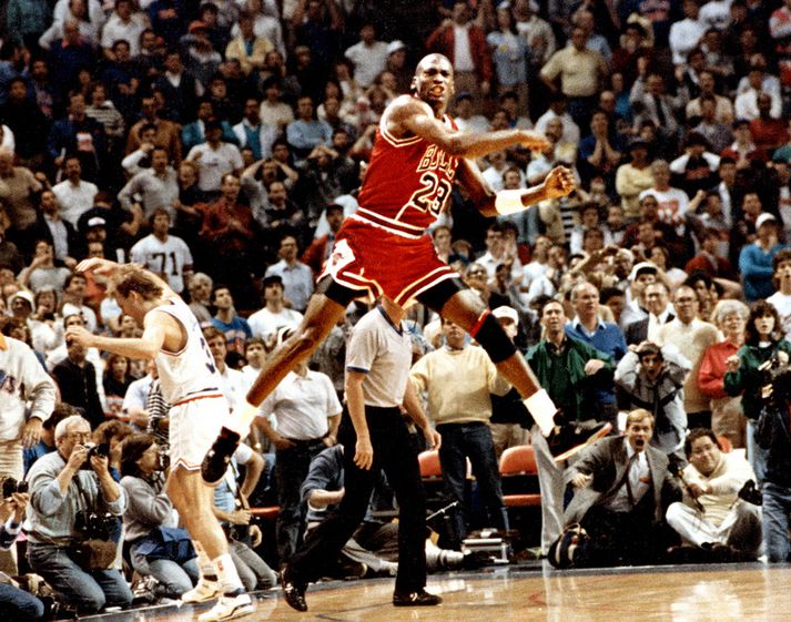 Michael Jordan fagnar sigurkörfunni á móti Cleveland 17. maí 1989.