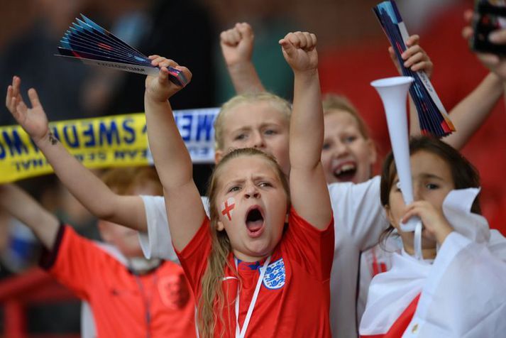 Þessi ungi stuðningsmaður enska kvennalandsliðsins hafði yfir miklu að fagna eftir 4-0 sigurinn í undanúrslitaleiknum í Sheffield. Þetta er þó ekki Tess sem sló í gegn í gengum sjónvarpsvélarnar í leikslok.