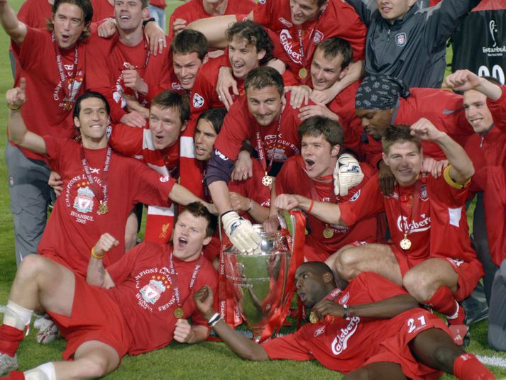 Xabi Alonso og Steven Gerrard með félögum sínum í Evrópumeistaraliði Liverpool 2005.