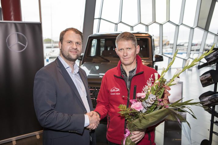 Finnbogi Óskar Ómarsson, sölustjóri Mercedes-Benz atvinnubíla hjá Öskju, og Magnús Viðar Arnarson, formaður Björgunarsveitarinnar Súlna á Akureyri, handsala samninginn.