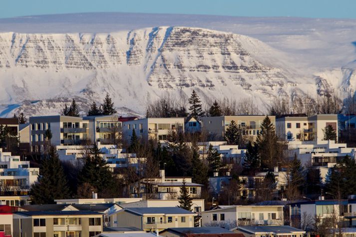 Töluverðan mannskap þarf í verkið þar sem um nokkuð erfiðan burð er að ræða vegna snjós og hálku á fjallinu. 