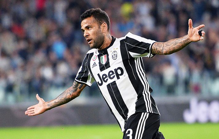 Alves varð tvöfaldur meistari á sínu fyrsta og eina tímabili hjá Juventus.