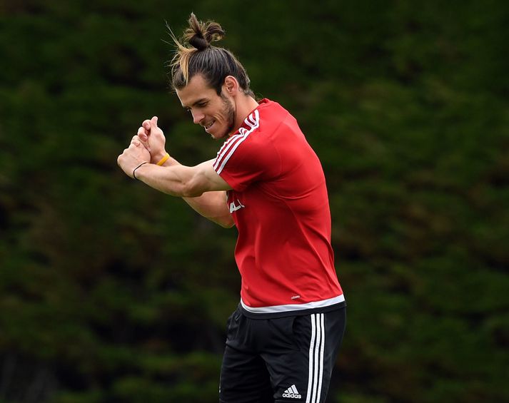 Gareth Bale í miðri sveiflu með ímyndaða golfkylfu.