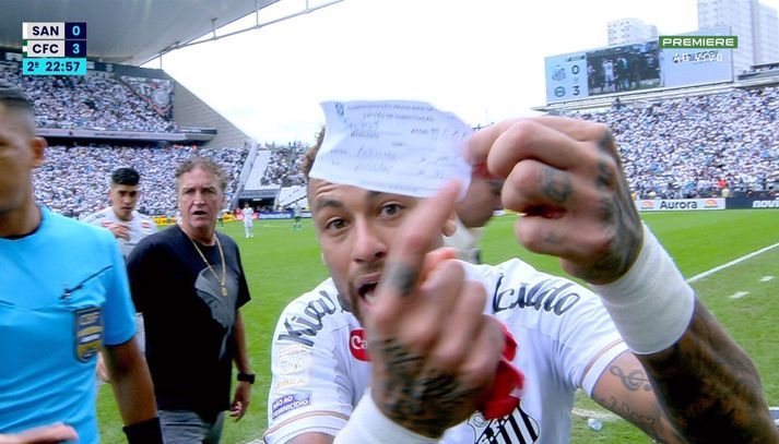 Neymar sýndi áhorfendum miðann með beiðni um skiptingu og þar var nafnið hans hvergi að finna.