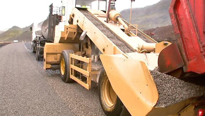 Klæðning var lögð á 2,4 km milli Kleifarvatns og Seltúns fyrir sex árum, sumarið 2013.