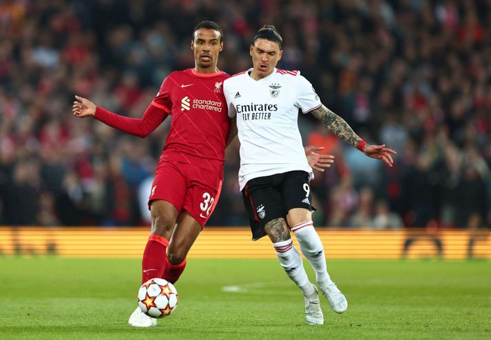 Nunez í baráttunni við Joel Matip í leik Liverpool og Benfica í Meistaradeildinni í vor. Fátt virðist koma í veg fyrir að þeir verði liðsfélagar á næstu dögum.