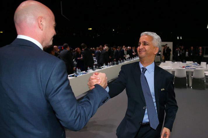 Gianni Infantino þakkar Sunil Gulati fyrir hjálpina á föstudaginn.